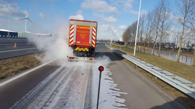 Palmolie spill verwijderen tijdens hevige vorstperiode