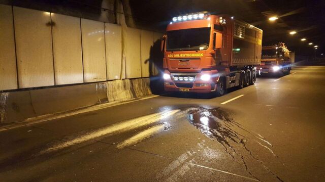 Vastgevroren water autosnelweg verwijderen met AWS heetwater