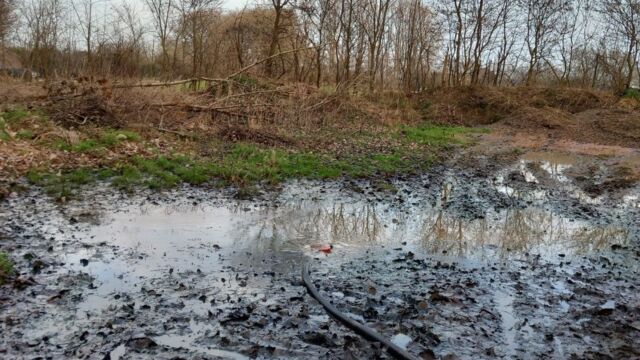 Onbekende vloeistof in bodem bosgebied