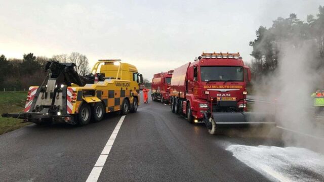 Truck met frituurolie in brand op A4 bij Bergen op Zoom