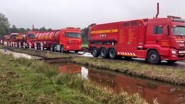 Ongeval tankwagen met melk in sloot