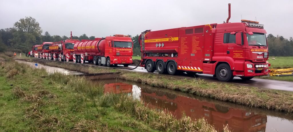 Ongeval tankwagen met melk in sloot