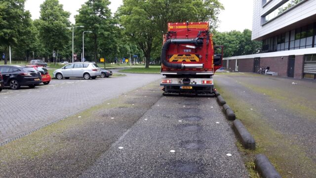 Wegdekreiniging groene aanslag en mosverwijdering