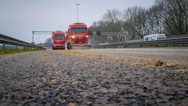 A27 bij Hank uren dicht door veevoer op de weg