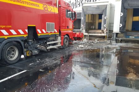 Wegdekreiniging visceuze stoffen op parkeerdek.jpg